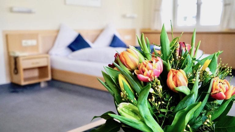 Blumenstrauß im Doppelzimmer Hotelzimmer