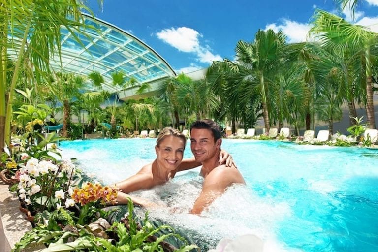 Therme Bad Wörishofen Paar in der Lagune