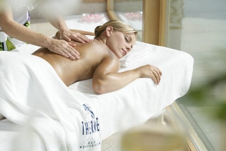 Massage und Wellness Frau auf der Liege - lassen Sie sich verwöhnen
